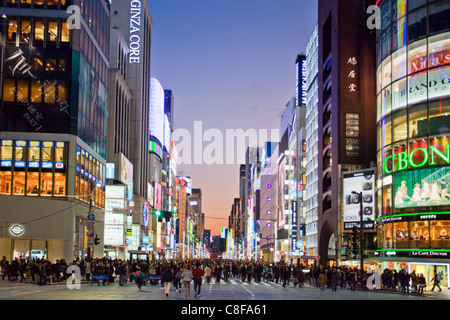 Tokio, City, Japan, November, Asien, District, Ginza, Chuo-Allee, Straße, Fußgängerzone, Passanten, Fußgängerzone, Sonnenuntergang, Dämmerung, Lig Stockfoto