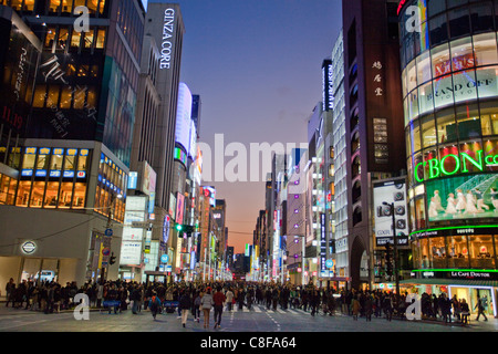 Tokio, City, Japan, November, Asien, District, Ginza, Chuo-Allee, Straße, Fußgängerzone, Passanten, Fußgängerzone, Sonnenuntergang, Dämmerung, Lig Stockfoto