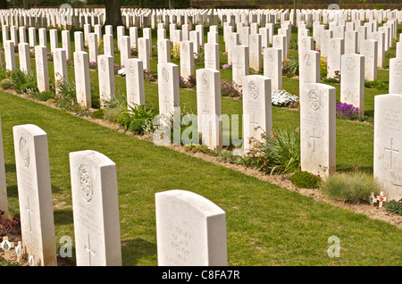 Gräber in Bayeux War Cemetery, größte British Cemetery des zweiten Weltkrieges, Bayeux, Calvados, Normandie, Frankreich Stockfoto