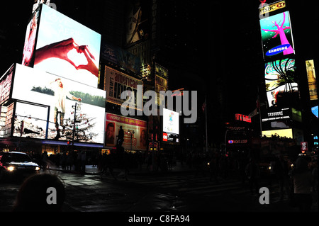 Nachtaufnahme West 46th Street Kreuzung 7th Avenue in Richtung LED Neon-Bildschirme American Eagle Outfitters, Duffy Square, New York Stockfoto