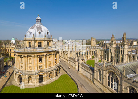 Die Kuppel des Radcliffe Camera, Wände des All Souls College, und Dächer der Universitätsstadt Oxford, Oxfordshire, England, UK Stockfoto