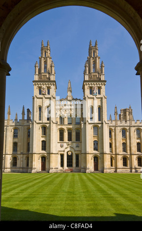 Die Innenwände und Viereck des All Souls College, Oxford, Oxfordshire, England, Vereinigtes Königreich Stockfoto