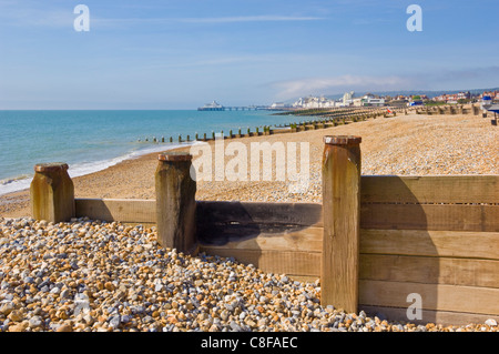 Pebble Beach und Buhnen, Eastbourne Pier in der Ferne, Eastbourne, East Sussex, England, Vereinigtes Königreich Stockfoto