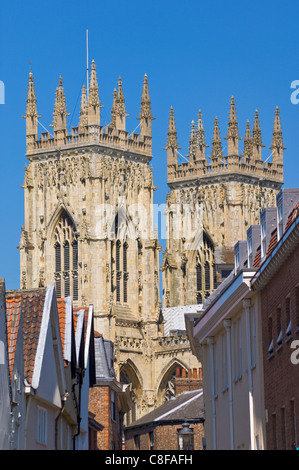 Seitenansicht des York Minster, Nordeuropas größte gotische Kathedrale, von niedrigen Petergate, York, Yorkshire, England, UK Stockfoto