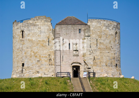 Clifford es Tower, der ehemalige halten des York Castle, benannt nach Roger de Clifford, York, Yorkshire, England, UK Stockfoto
