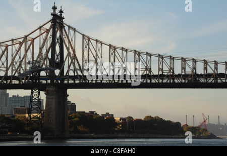 Blauer Himmel anzeigen, Süden in Richtung East River Power Station, Doppelstock-Queensboro Bridge, East West Flussbettes, New York Stockfoto