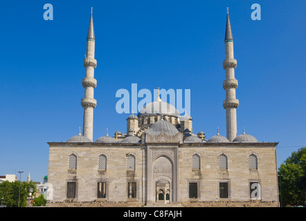 Menschen vor der Yeni Cami (neue Moschee, Eminonu, Istanbul, Türkei Stockfoto