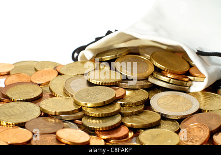 Ein weißes Kunstleder Geldbeutel von Euro-Münzen ergoss sich auf einem weißen Tisch. Schwerpunkt liegt auf den oberen Münzen nur außerhalb der Tasche. Stockfoto