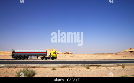 Großer Tanker LKW fahren auf Autobahn bei Wüste Stockfoto