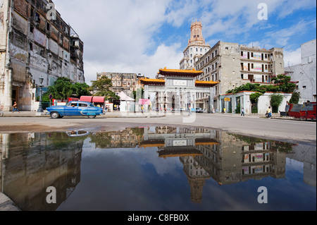 Amerikanische Oldtimer der 1950er Jahre in der Chinatown Reflexion im Wasser, Zentral-Havanna, Kuba, Karibik, Karibik, Mittelamerika Stockfoto