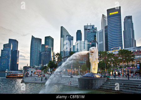 Singapur, Asien, Merlion, Wasser, Erbrechen, spucken, Löwe, Meerjungfrau, Wohnblocks, Hochhäuser, Skyline, Downtown, zu pass Stockfoto