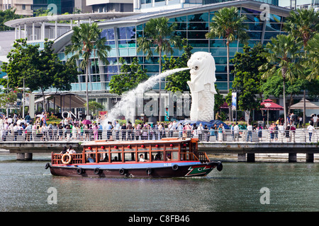 Singapur, Asien, Merlion, Wahrzeichen, Wasser, Erbrechen, spucken, Schiff, Tourist, Person, Uferpromenade, Löwe, Meerjungfrau Stockfoto