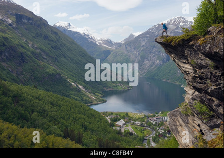 Cliff Draufsicht über Geiranger Fjord, UNESCO-Weltkulturerbe, westlichen Fjorde, Norwegen, Skandinavien, Europa Stockfoto