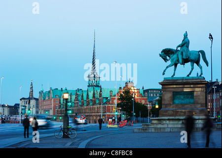 Statue von Frederik Syvende, Börsenzeitung, erbaute ehemalige Börse 1619, Kopenhagen, Nord Seeland, Dänemark, Scandinavia Stockfoto