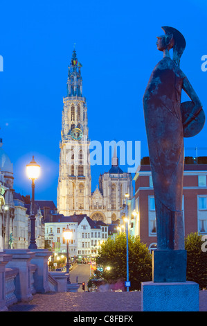 Nachtbeleuchtung, Turm der Onze-Lieve-Vrouwekathedraal, Antwerpen, Flandern, Belgien Stockfoto