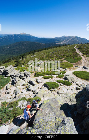 Wanderer am Sietos Picos (sieben Gipfeln, in der Sierra de Guadarrama, Madrid, Spanien Stockfoto
