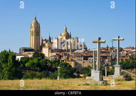 Friedhof Kreuze und gotischen Stil Kathedrale von Segovia aus dem Jahre 1577, Segovia, Madrid, Spanien Stockfoto