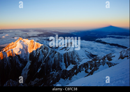 Sunrise, Schatten des Mont Blanc, Mont-Blanc-Massiv, Chamonix, Französische Alpen, Frankreich Stockfoto