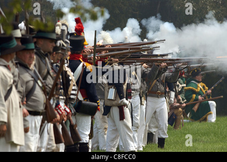 Amerikanische Soldaten Feuer auf den Briten während der Belagerung von Fort Erie Krieg von 1812 Schlacht reenactment Stockfoto