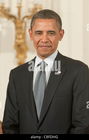 Präsident Barak Obama spricht vor der Präsentation 2010 Medaillen des Nationalfonds und nationale Medaillen für Technologie und Innovation im Weißen Haus. Stockfoto