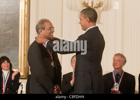 Präsident Barak Obama vergibt Rakesh Agrawal der 2010 National Medal of Technology und Innovation im Weißen Haus. Agrawal erhielt für seine Innovationen in der Verbesserung der Energieeffizienz und Senkung der Kosten für Gasverflüssigung und Trennung. Stockfoto