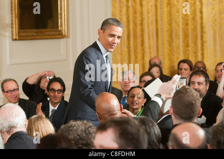 Präsident Barak Obama geht durch die Menge nach der Präsentation 2010 Medaillen des Nationalfonds und nationale Medaillen für Technologie und Innovation im Weißen Haus. Stockfoto