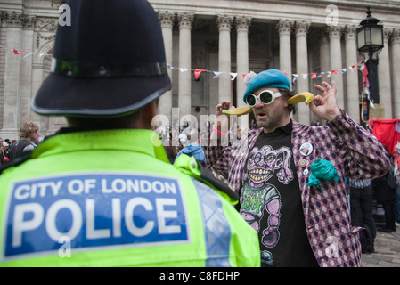 21.10.2011, London, UK. Demonstrant Witze mit der Londoner Polizisten während der "Besetzen der London Stock Exchange" Protest außerhalb St. Pauls Cathedral. Stockfoto