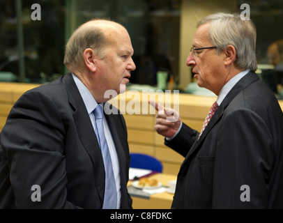 Abgebildet auf der Tagung des Rates der Europäischen Union Finance Minister Michael Noonan, Finanzminister, Irland. Jean-Claude Juncker, Euro-Gruppe der Finanzminister der Eurozone. Stockfoto