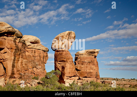 Felsformation mit Wolken, The Needles District, Canyonlands National Park, Utah, Vereinigte Staaten von Amerika Stockfoto