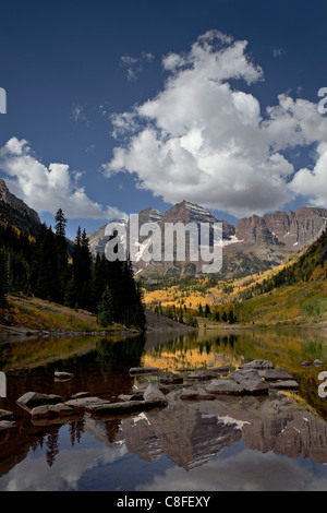 Maroon Bells widerspiegelt mit Herbstfarben, White River National Forest, Colorado, Vereinigte Staaten von Amerika im Maroon See. Stockfoto