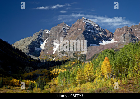 Maroon Bells mit Herbstfarben, White River National Forest, Colorado, Vereinigte Staaten von Amerika Stockfoto