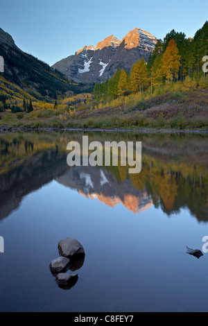 Maroon Bells widerspiegelt mit Herbstfarben, White River National Forest, Colorado, Vereinigte Staaten von Amerika im Maroon See. Stockfoto