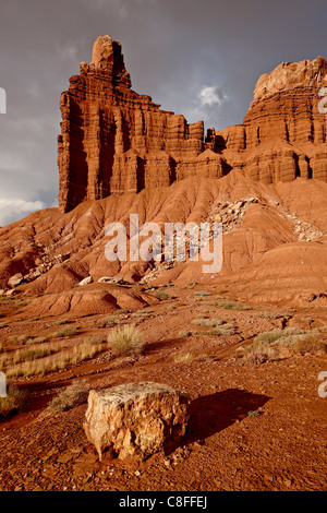 Chimney Rock mit Gewitterwolken, Capitol Reef National Park, Utah, Vereinigte Staaten von Amerika Stockfoto