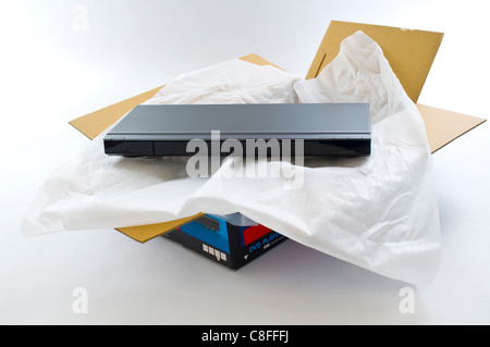 Neue generische DVD-Player ausgepackt, gerade aus der Box. Stockfoto