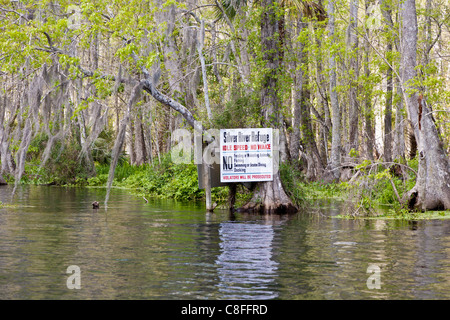 Restriktive Zeichen in Silber River Refuge entlang Silver River in der Nähe von Silver Springs Sehenswürdigkeiten in Ocala, Florida Stockfoto