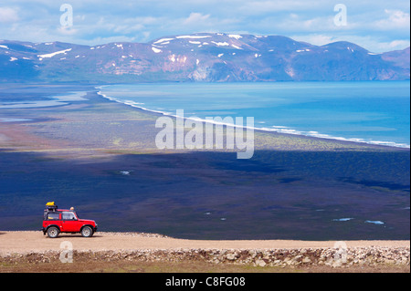 Heradsfloi Bay, rot 4 x 4 und Hlidarfjoll Berge im Hintergrund, Norden Osten Fjorde (Austurland, Island Stockfoto