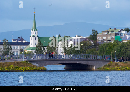 Lake Tjörnin und Frikirkjan Kirche in der Mitte des alten Reykjavik. Reykjavik, Island, Polarregionen Stockfoto