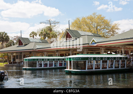 Parkgäste Rundgang Glasbodenboot des Flusses Silber im Silver Springs State Park in Ocala, Florida Stockfoto