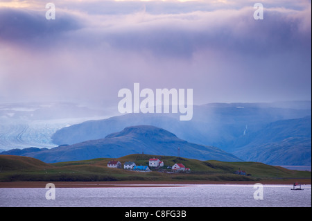 Blick vom Hofn Hornafjördur Fjord hinweg in Richtung Vatnajokull1 Eiskappe bei Sonnenuntergang, Osten Fjorde Region (Austurland, Island Stockfoto