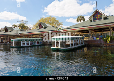 Parkgäste Rundgang Glasbodenboot des Flusses Silber im Silver Springs State Park in Ocala, Florida Stockfoto