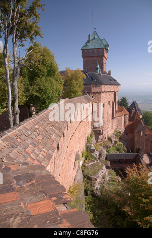 Burg Haut-Koenigsbourg, Außenwand und halten mit Blick auf die Rheinebene, von der großen Bastion, Haut-Rhin, Elsass, Frankreich Stockfoto