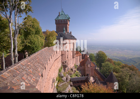 Burg Haut-Koenigsbourg, Außenwand und halten mit Blick auf die Rheinebene, von der großen Bastion, Haut-Rhin, Elsass, Frankreich Stockfoto