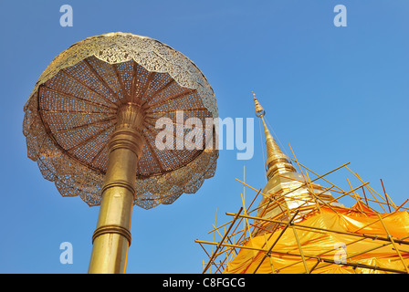 Closeup Aufnahme des majestätischen goldenen Stupa in Thailand. Stockfoto