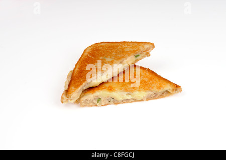 Toast Thunfisch gegrillt Käsebrot schmelzen auf weißem Hintergrund ausschneiden. Stockfoto