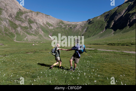 Paar in den Bergen, Val Formazza (Formazzas Tal, Piemont, Italien Stockfoto