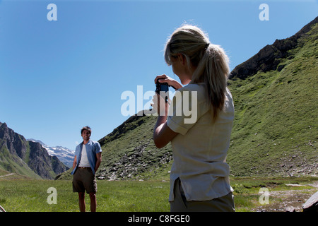 Paar in den Bergen, Val Formazza (Formazzas Tal, Piemont, Italien Stockfoto