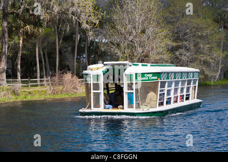 Parkgäste Rundgang Glasbodenboot des Flusses Silber im Silver Springs State Park in Ocala, Florida Stockfoto