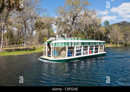 Parkgäste Rundgang Glasbodenboot des Flusses Silber im Silver Springs State Park in Ocala, Florida Stockfoto