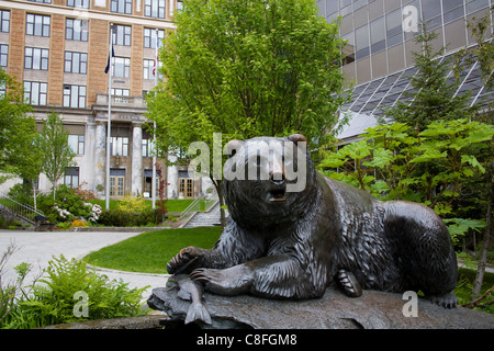 Skulptur von R. T. Wallen außerhalb State Capitol Building, Juneau, südöstlichen Alaska, Vereinigte Staaten von Amerika zu tragen Stockfoto