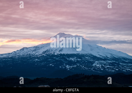 Sonnenaufgang am Mount Shasta, California, Vereinigte Staaten von Amerika Stockfoto